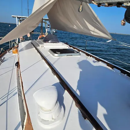 Alpha - Boat House Hotel na wodzie *