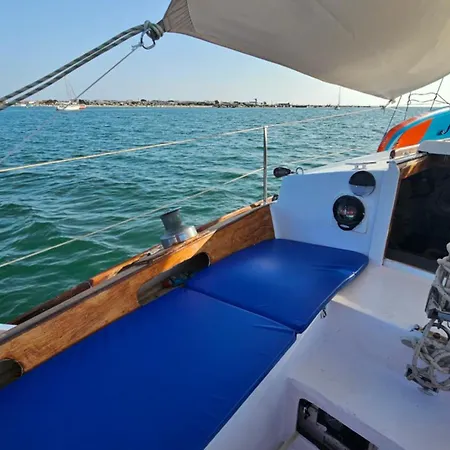 Alpha - Boat House Hotel na wodzie *