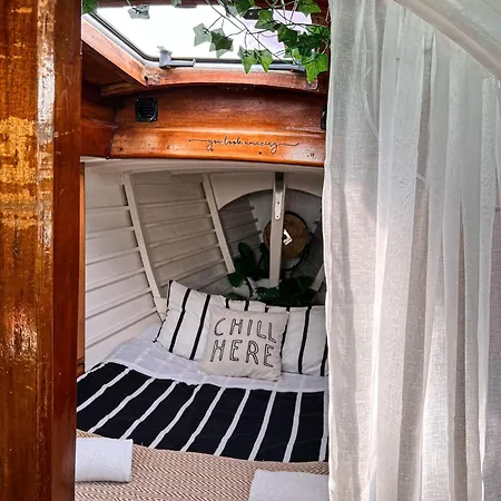 Alpha - Boat House Hotel na wodzie *