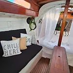ספינת מלון Alpha - Boat House