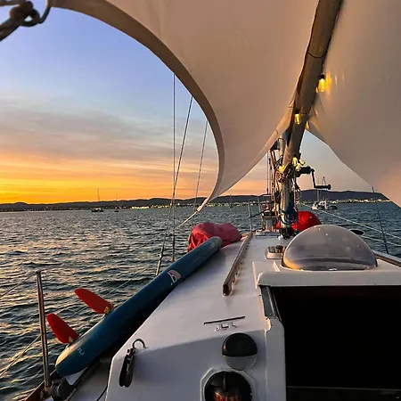 Botel Alpha - Boat House