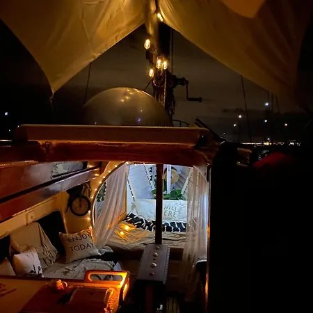 Botel Alpha - Boat House *
