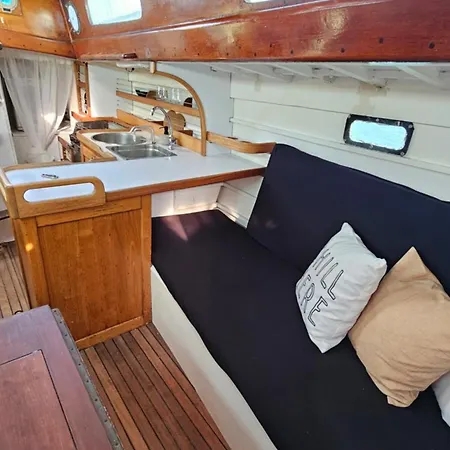 Botel Alpha - Boat House *