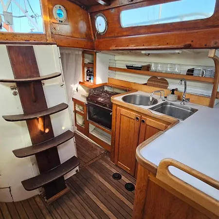 Botel Alpha - Boat House