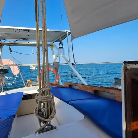 Botel Alpha - Boat House Faro