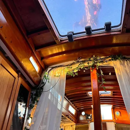 Botel Alpha - Boat House *