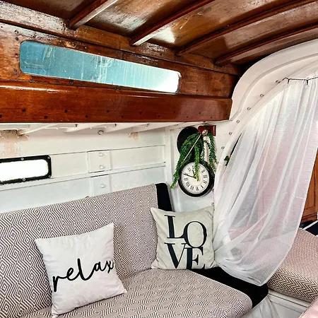 Botel Alpha - Boat House Faro